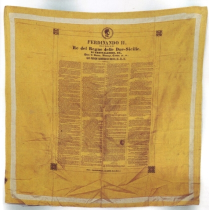 Fazzoletto in seta cge riporta la costituzione concessa da Ferdinando II l'11 febbraio 1848